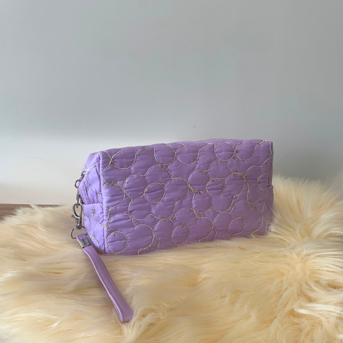 Necessaire Bordada Flor Lilás – Organizador para Maquiagem e Acessórios