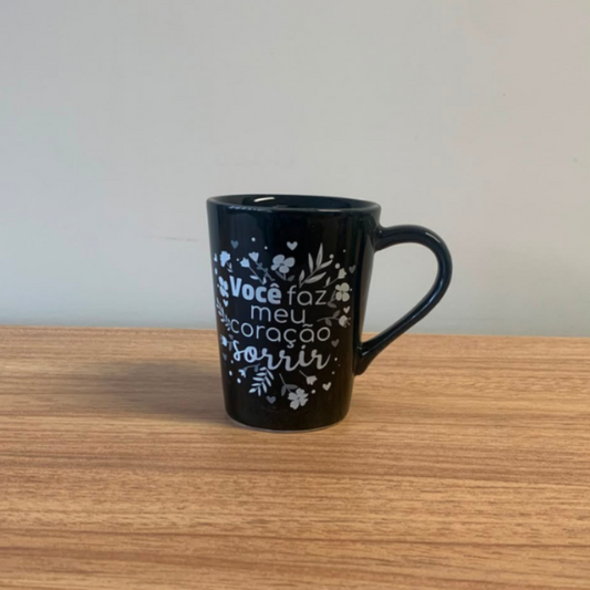Caneca porcelana 220 ml - preta - você faz meu coração sorrir