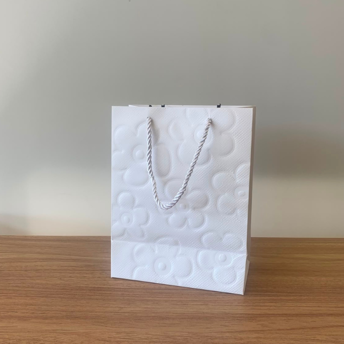 Sacola para Presente de Papel Flor Branca com Hot Stamping – Kit com 3 Unidades