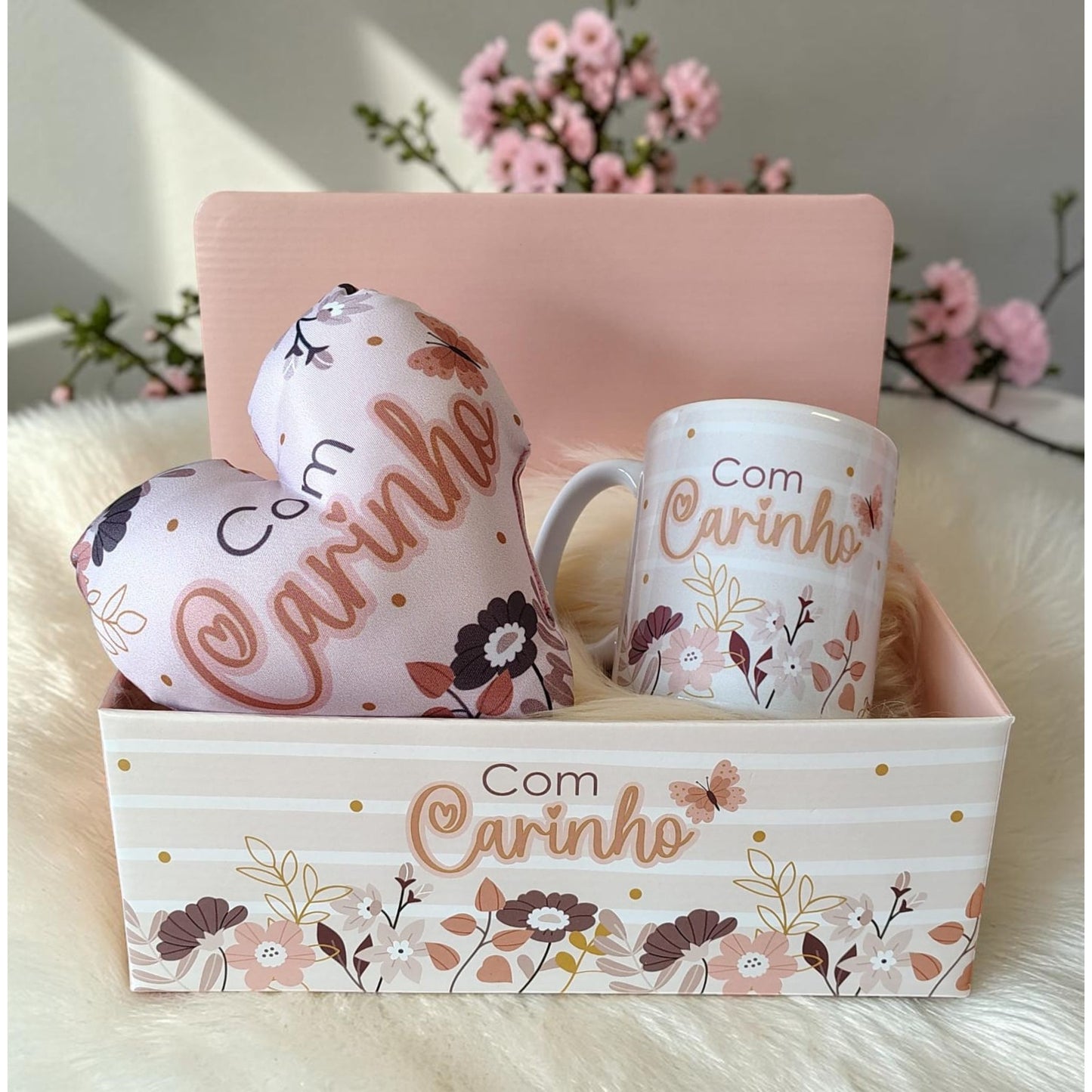 Box display + Caneca s/ caixa + Mini almofada coração - Com carinho - COMBO888