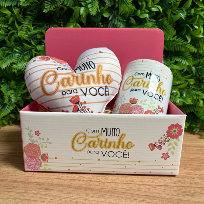 Box Display + Caneca s/ Caixa + Mini Almofada Coração - Com Carinho para Você - COMBO889