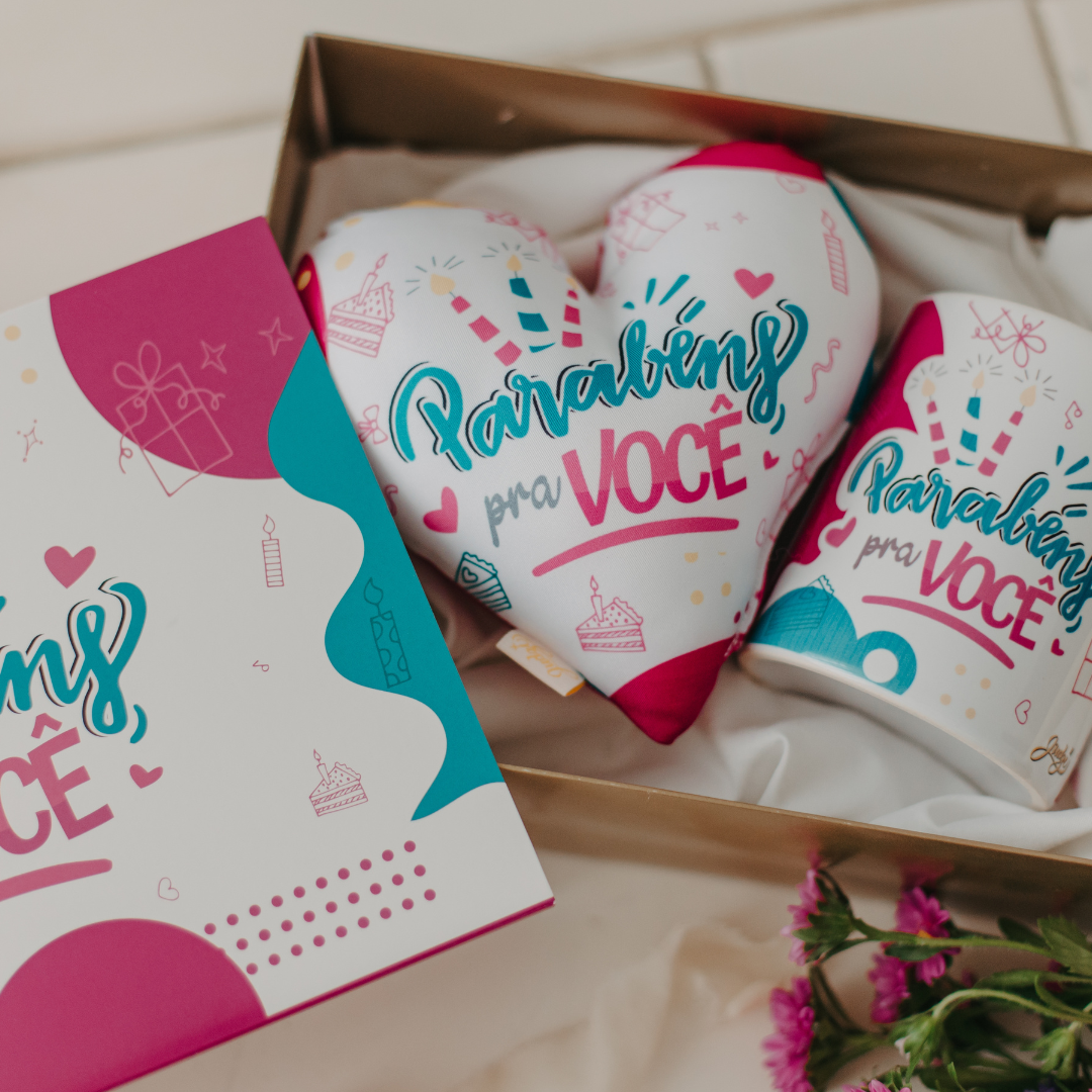 Caixa presente + Caneca - Almofada mini coração - Parabéns para você - Combo - KITCXC729