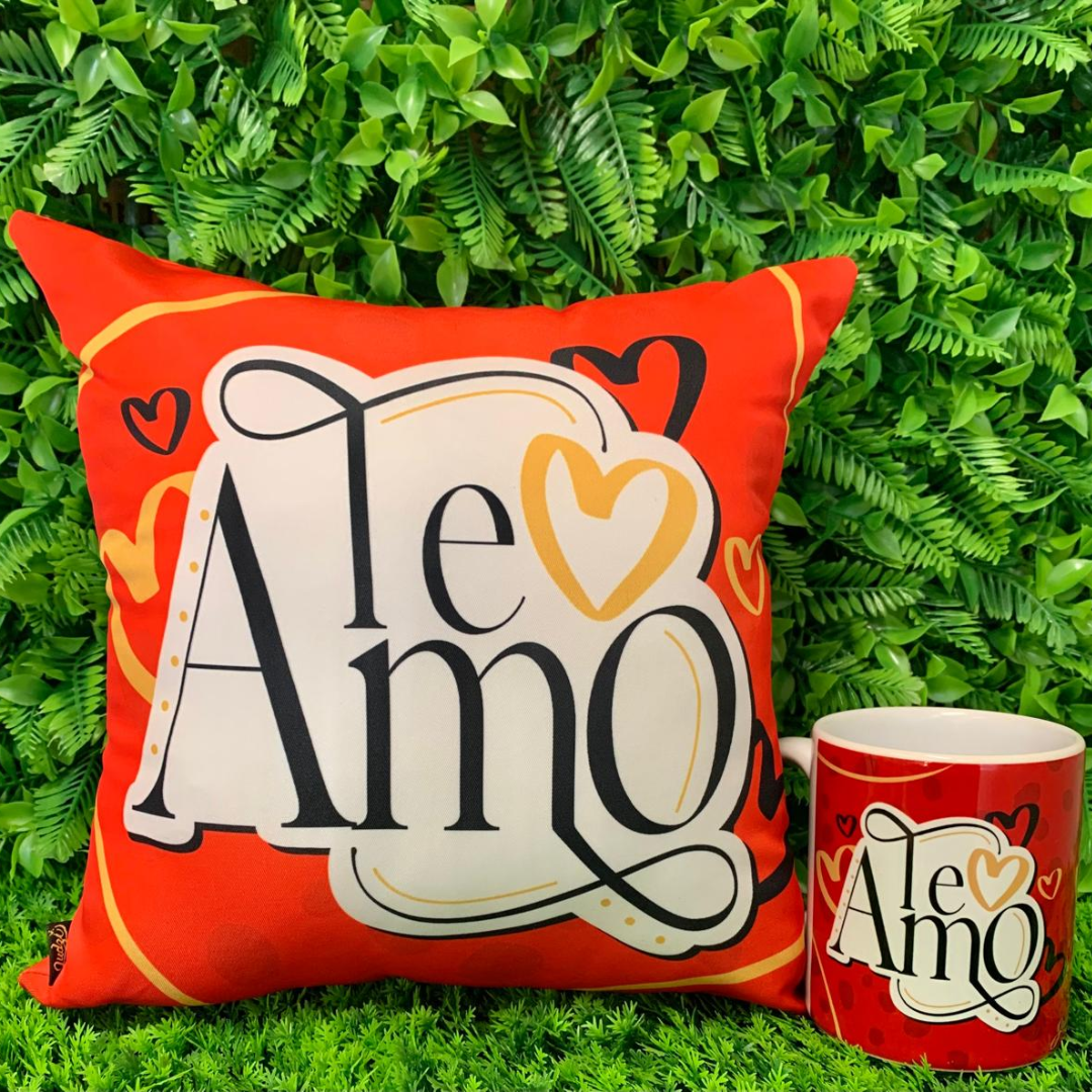 Kit Presente Romântico Caneca 300ml com Almofada Quadrada Te Amo | KIT238
