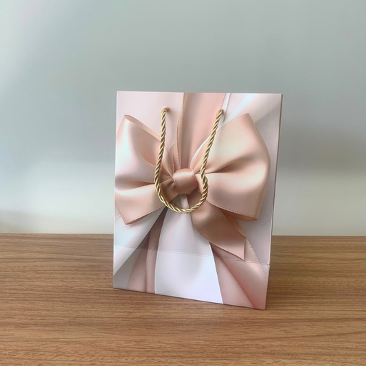 Sacola para Presente de Papel com Laço e Hot Stamping Rosê/Dourado – Kit com 3 Unidades