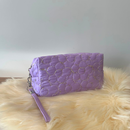 Necessaire Bordada Flor Lilás – Organizador para Maquiagem e Acessórios