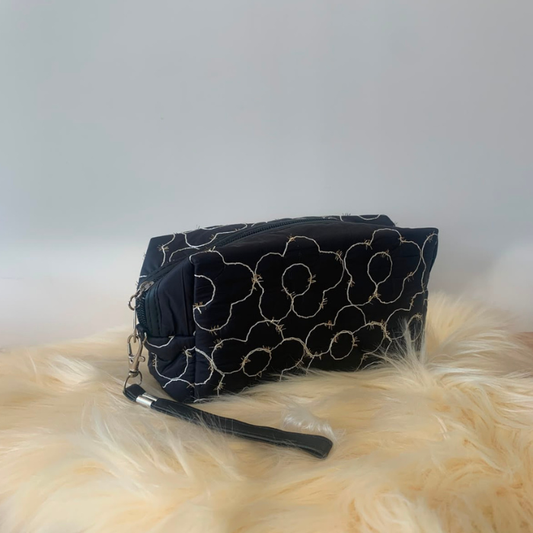 Necessaire Bordada Flor Preta – Organizador para Maquiagem e Acessórios