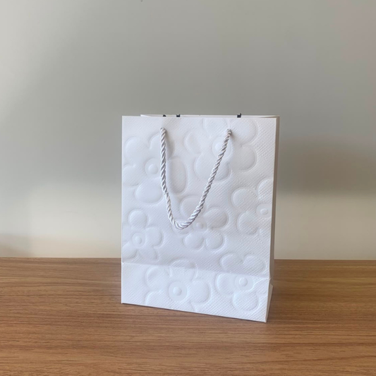 Sacola para Presente de Papel Flor Branca com Hot Stamping  – Kit com 3 Unidades