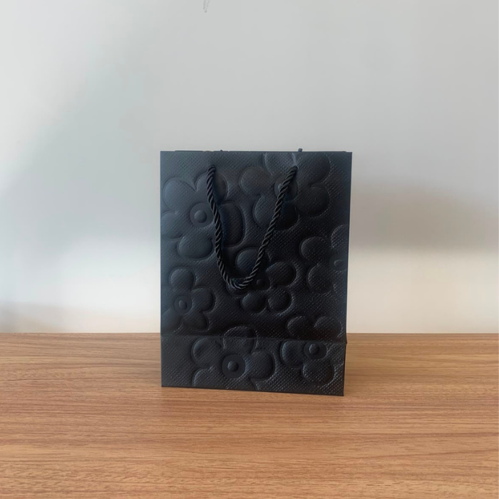 Sacola para Presente de Papel Flor Preta com Hot Stamping  – Kit com 3 Unidades