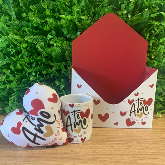 Combo Te Amo com Caixa Envelope, Caneca 300ml e Almofada Coração Kit Presente | KITCE743