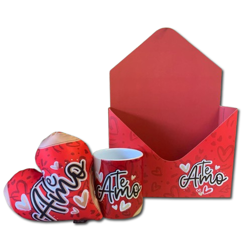 Caixa envelope + almofada mini coração + caneca s/ caixa - te amo Combo669