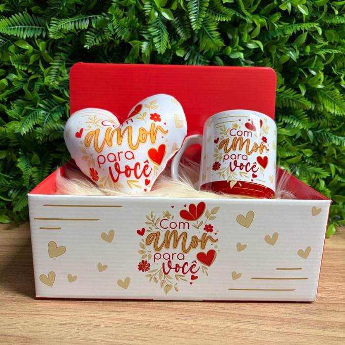 Kit Presente Com Amor Para Você com Caneca, Mini Almofada Coração e Caixa Display Basculante | COMBO737