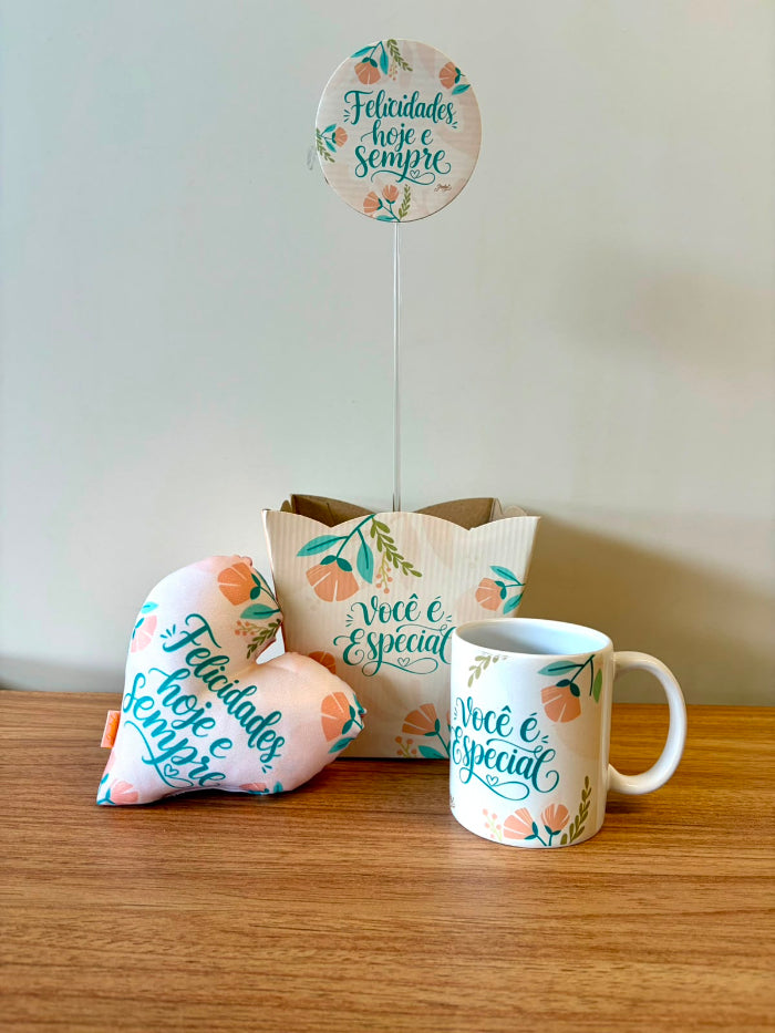 Kit Presente com Cachepô, Plaquinha, Mini Almofada e Caneca Felicidades Hoje e Sempre Você é Especial – KIT899