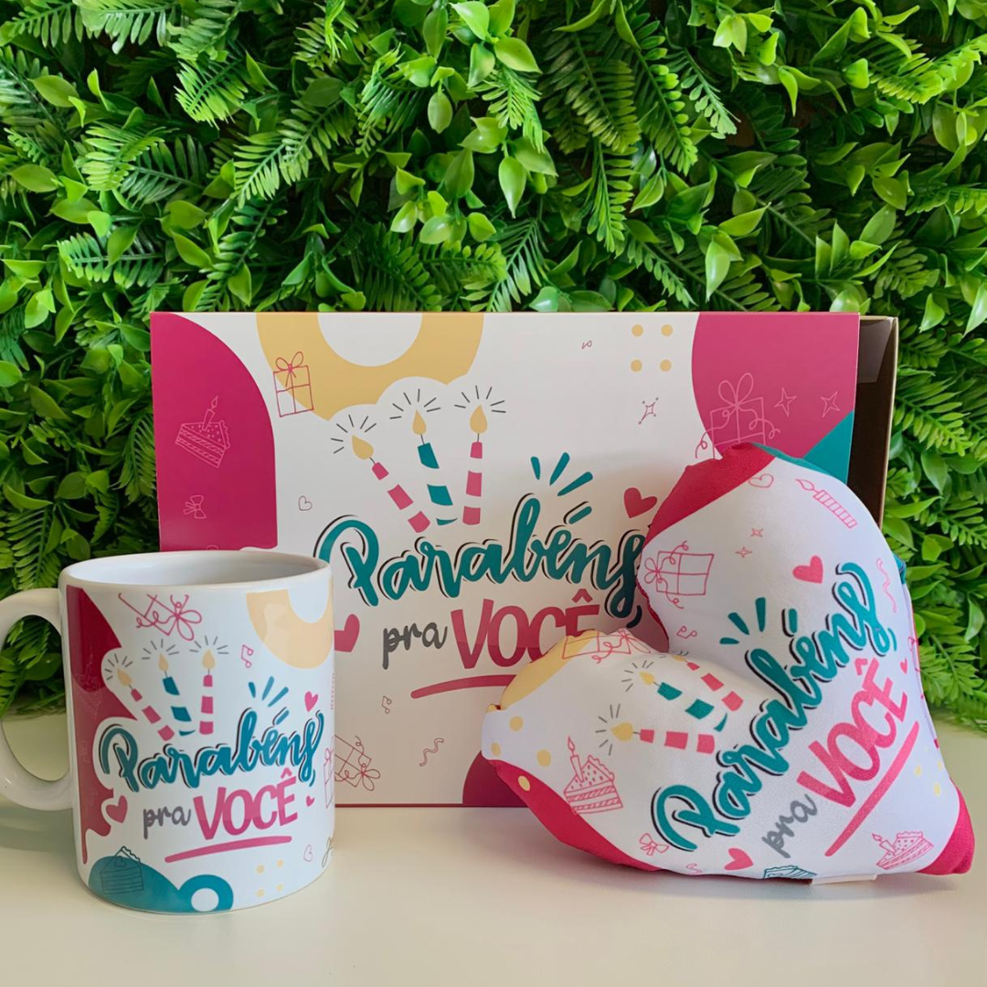 Caixa presente + Caneca - Almofada mini coração - Parabéns para você - Combo - KITCXC729