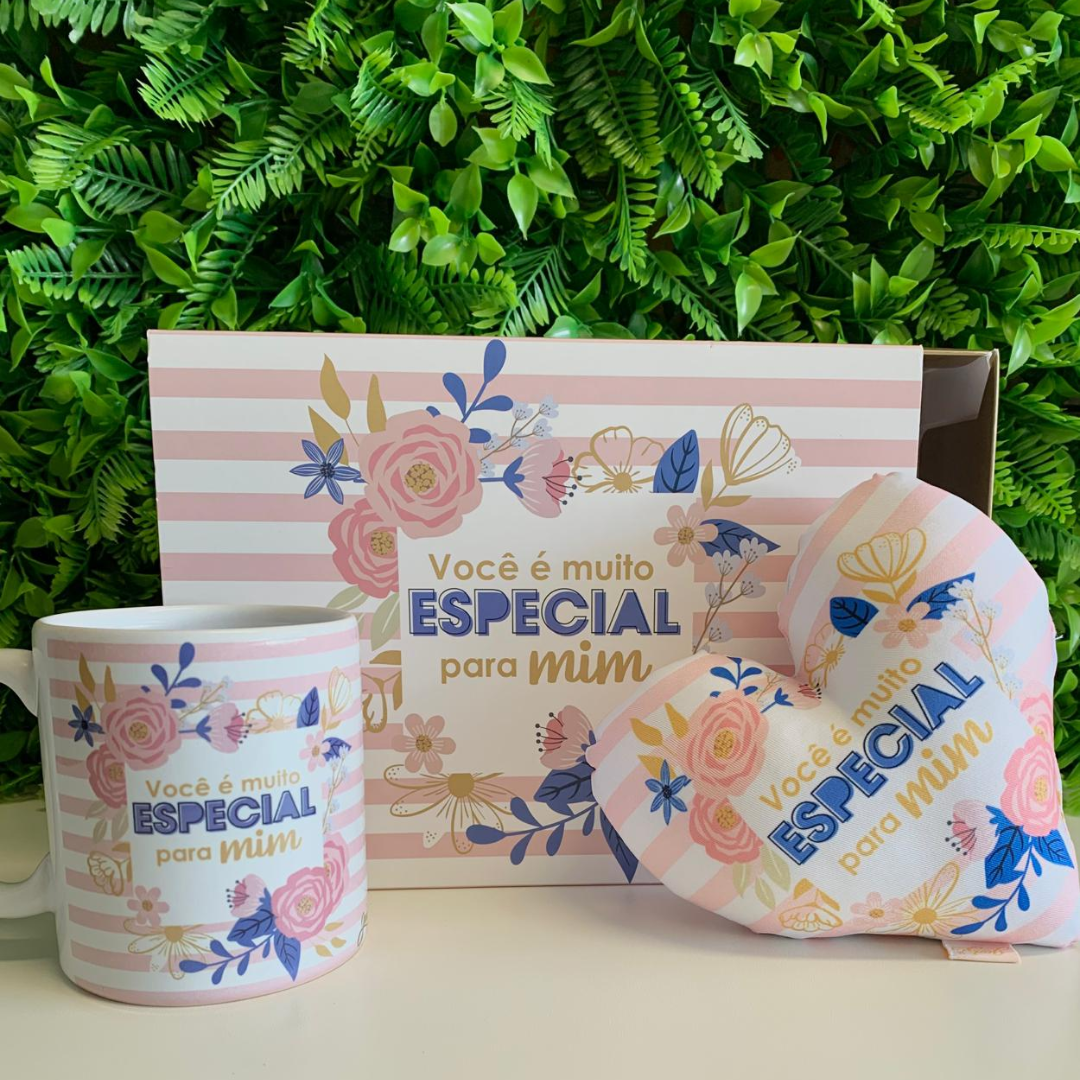 Caixa Presente com Cinta, Caneca 300ml e Almofada Mini Coração Você é Muito Especial para Mim | KITCXC720