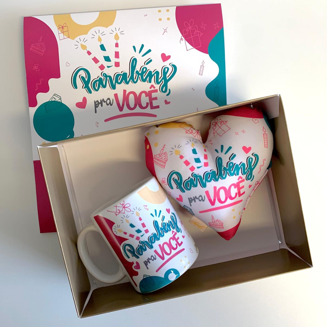 Caixa presente + Caneca - Almofada mini coração - Parabéns para você - Combo - KITCXC729