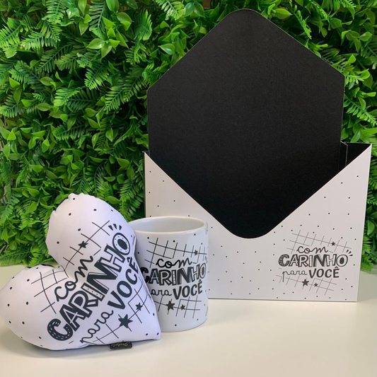 Caixa Envelope + Caneca - Mini almofada coração - Com carinho para você - Combo - KITCE717